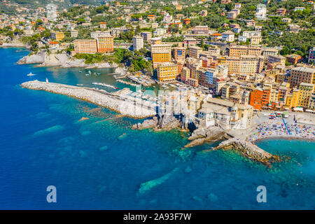 Luftaufnahme von Camogli. Panorama der Burg della Dragonara und die Basilika Santa Maria Assunta. Farbenfrohe Gebäude in der Nähe der ligurischen Meer Strand. Anzeigen von Stockfoto