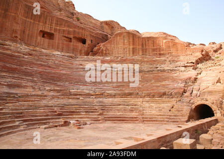 Amphitheater der verlorenen antient Stadt Petra mit Sitze in den Felsen gehauen, die Rose rote Stadt, Jordanien. Stockfoto