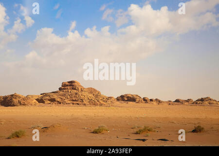 Blick vom King's Highway und Wadi Musa, quer durch die Wüste zwischen Aqaba und Petra, Jordanien. Stockfoto