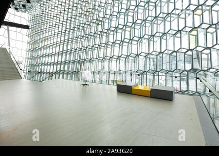 Geodätische Inneren von Harpa Konzert- und Konferenzzentrum in einem modernen architektonischen Wunder der Dänischen Henning Larsen Architects von Visual Artist Olafu Stockfoto