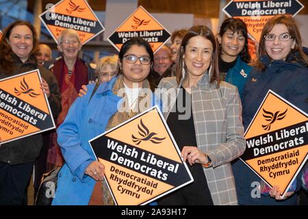 Cardiff, Wales, Großbritannien, 12. November 2019. Anführer der Walisischen Lib Dems, Jane Dodds (rechts) wird dargestellt, mit zukünftigen Parlamentswahlen Kandidatin für Karte Stockfoto