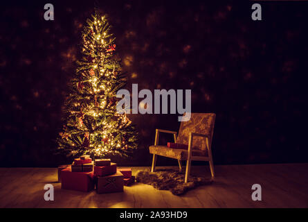 Dekoriert magischer Weihnachtsbaum vor der schwarzen Wand mit Weihnachten rot Papier eingewickelt Geschenke unter dem Baum, retro Stuhl neben sie. Nacht. Stockfoto