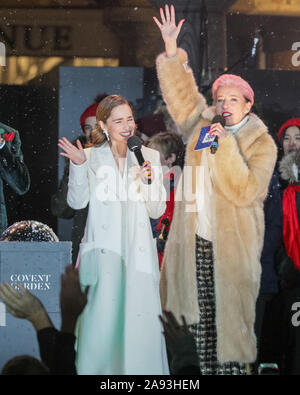 West End, London, Großbritannien, 12. November 2019. Die Stars der neuen Film "Last Christmas", Schauspielerinnen Emilia Clarke, (die auch im Spiel der Throne starred, links), und der britische Oscar ausgezeichnete Schauspielerin Emma Thompson (rechts) auf dem Schalter auf. Zuschauer verfolgen die jährliche Bühnenperformance und Schalter auf der schönen Covent Garden Weihnachtsbaum und Leuchten im Londoner West End. Credit: Imageplotter/Alamy leben Nachrichten Stockfoto