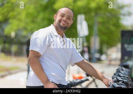 Mann mit Down-Syndrom auf dem Fahrrad Stockfoto