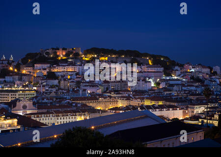Sao Jorge (Castelo de Sao Jorge) und Alfama in der Innenstadt von Lissabon in der Abenddämmerung. Vom Miradouro de Sao Pedro de Alcantara Sicht gesehen. Stockfoto