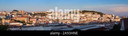 Convento da Graca, Sao Jorge (Castelo de Sao Jorge) und Alfama in Lissabon. Von Miradouro de Sao Pedro de Alcantara Sicht gesehen. Stockfoto