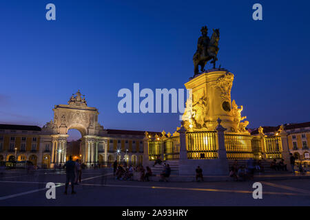 Das 18. Jahrhundert Arco da Rua Augusta (Triumphbogen Gateway), Touristen und die Statue von König Jose ich an der Praca do Comercio Platz in Lissabon in der Abenddämmerung. Stockfoto