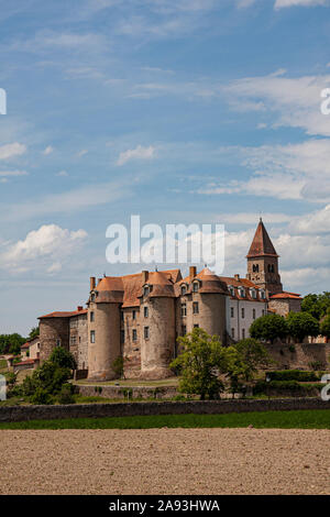 Europa, Frankreich, Pommiers, Kloster von Vieux Pommiers, 11 C., Castelated Kloster, befestigte, Römische Brücke, Römischer Meilenstein, 1.c. BCE, Stockfoto