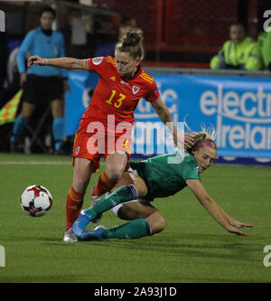 Seaview Stadion, Belfast, Nordirland, Großbritannien. 12 Nov, 2019. Die UEFA Euro 2021 Qualifier: Nordirland gegen Wales (rot). Aktion von heute Abend Spiel. Rachel Rowe (13) ist durch die Nordirland Rachel Rhosneigr angegangen. Quelle: David Hunter/Alamy leben Nachrichten Stockfoto