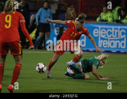 Seaview Stadion, Belfast, Nordirland, Großbritannien. 12 Nov, 2019. Die UEFA Euro 2021 Qualifier: Nordirland gegen Wales (rot). Aktion von heute Abend Spiel. Rachel Rowe (13) ist durch die Nordirland Rachel Rhosneigr angegangen. Quelle: David Hunter/Alamy leben Nachrichten Stockfoto