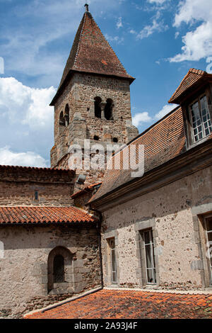 Europa, Frankreich, Pommiers, Kloster von Vieux Pommiers, 11 C., gerippte Kloster, befestigte, Römische Brücke, Römischer Meilenstein, 1.c. BCE, Stockfoto