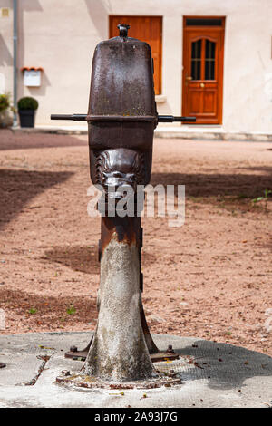 Europa, Frankreich, Pommiers, Kloster von Vieux Pommiers, 11 C., Castelated Kloster, befestigte, Wasser Brunnen, Gusseisen, Kurbel, gekröpft, Hand Stockfoto