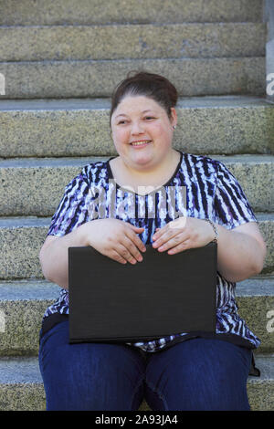 Frau mit Sehbehinderung mit ihrem Computer Stockfoto