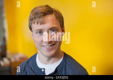 Glücklicher junger Mann mit Zerebralparese Stockfoto