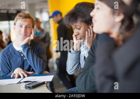 Freunde mit einer Behinderung hängen zusammen Stockfoto