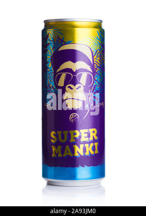 LONDON, UK, November 08, 2019: Aluminium kann von Super Manki soda Drink mit energy drink Geschmack auf Weiß. Stockfoto