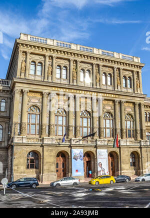 Budapest, Ungarn - Nov 6, 2019: Das Gebäude der Ungarischen Akademie der Wissenschaften, MTA. Die wichtigsten und angesehensten gelehrten Gesellschaft in Ungarn. Historischen Gebäude auf vertikale Fotografie. Stockfoto