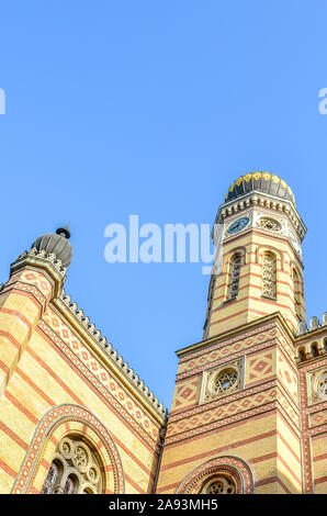 Vertikale Foto der Großen Synagoge in Budapest, Ungarn. Auch als Dohany Synagoge, die größte Synagoge in Europa bekannt. Zentrum der Neolog Judentum. Dekorative Fassade und einen Zwiebelturm. Stockfoto