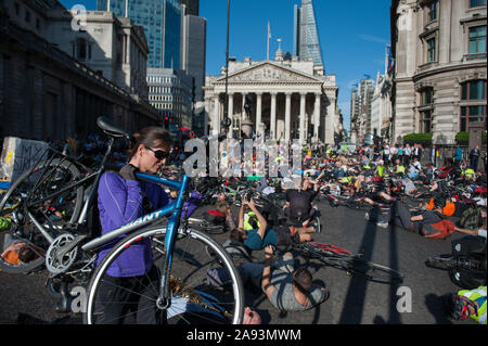 Bank, London, UK. 29. Juni 2015. Organisiert von einer Gruppe, die sich selbst "Stop Killing Radfahrer", hunderte von Radfahrern eine Flash sterben - aus Protest n Stockfoto