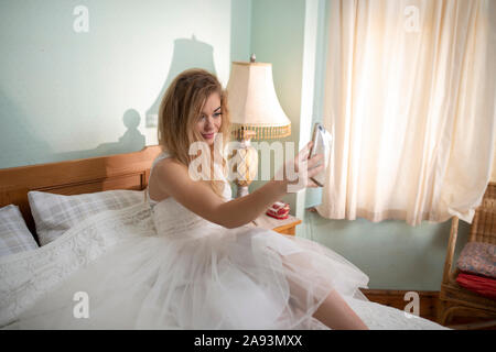 Junge Braut wird fertig - Morgensonne und Hochzeit Tag morgen Stockfoto