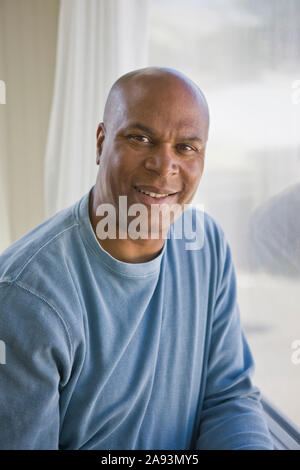 Porträt eines lächelnden Mannes mit mittlerem Erwachsenenalter Stockfoto