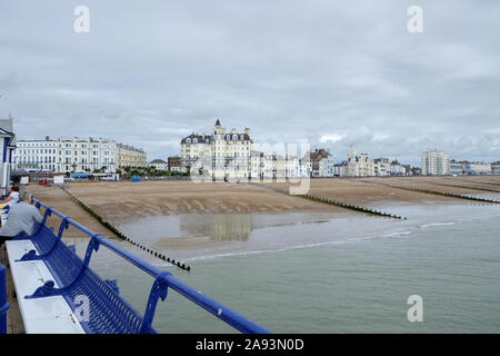 Zurück an der Küste von Eastbourne Pier auf der Linie der großen viktorianischen Hotels Stockfoto