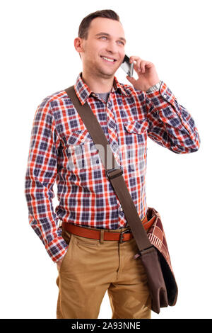 Kommunikationskonzept. Porträt einer stattlichen lächelnd legerer Mann in Plaid Shirt und eine Schultertasche Gespräch am Handy, isoliert auf Weiss. Stockfoto