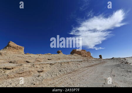 Cirrus uncinus-mares.tails Wolke über Yardangs-Wind erodierte Felsflächen. Qaidam Desert-Qinghai-China-0579 Stockfoto