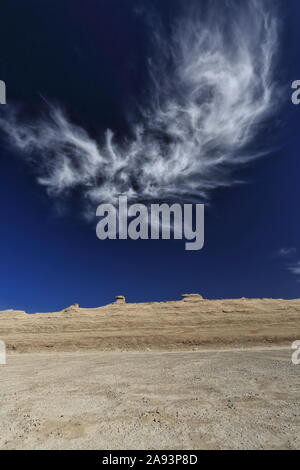 Cirrus uncinus Wolke über winderodierten Pferdekopfigen Yardangen. Qaidam Desert-Qinghai-China-0585 Stockfoto