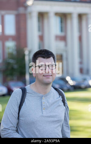 Porträt eines Mannes mit Sehbehinderung draußen Stockfoto