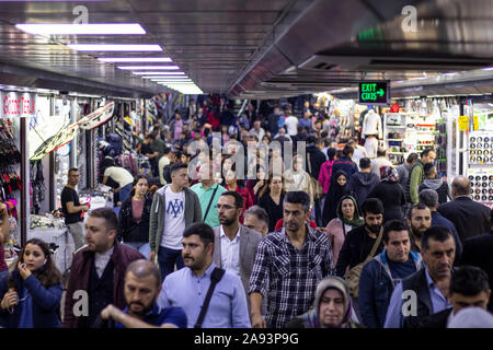 Istanbul, Türkei - November 11, 2019: Menschen und Touristen besuchen und einkaufen in Eminönü Bezirk Stockfoto