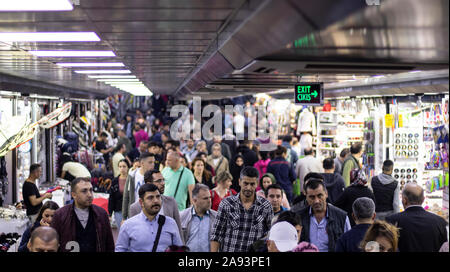 Istanbul, Türkei - November 11, 2019: Menschen und Touristen besuchen und einkaufen in Eminönü Bezirk Stockfoto