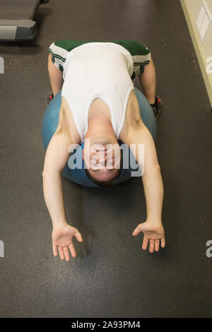 Mann mit Down-Syndrom Training in einer Turnhalle Stockfoto