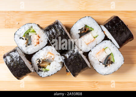 Maki mit Krabben, Avocado und Muschel. Auf der Planke. Stockfoto