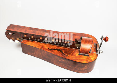 Holz- drehleier Hand durchgedreht mittelalterlichen Instrument auf einem weißen Hintergrund. Stockfoto