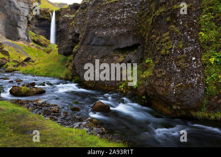 Kvernufoss Wasserfall Kaskadierung über Berg Cliff und fließenden Bewegung des Flusses in der Nähe der Skogafoss Wasserfall im südlichen Island Stockfoto