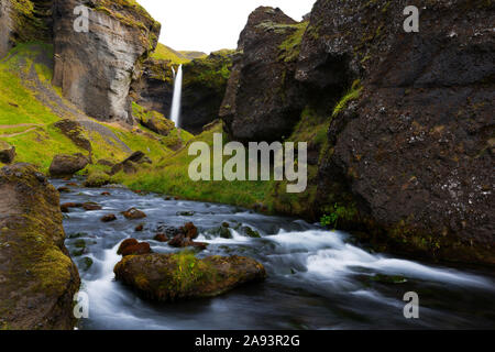 Kvernufoss Wasserfall Kaskadierung über Berg Cliff und fließenden Bewegung des Flusses in der Nähe der Skogafoss Wasserfall im südlichen Island Stockfoto