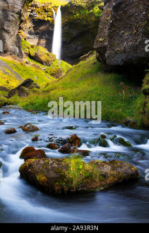 Kvernufoss Wasserfall Kaskadierung über Berg Cliff und fließenden Bewegung des Flusses in der Nähe der Skogafoss Wasserfall im südlichen Island Stockfoto