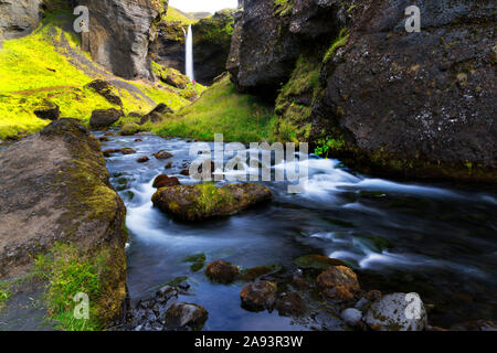 Kvernufoss Wasserfall Kaskadierung über Berg Cliff und fließenden Bewegung des Flusses in der Nähe der Skogafoss Wasserfall im südlichen Island Stockfoto