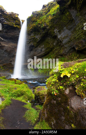 Kvernufoss Wasserfall Kaskadierung über Berg Cliff und fließenden Bewegung des Flusses in der Nähe der Skogafoss Wasserfall im südlichen Island Stockfoto