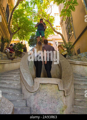 Istanbul, Türkei - 8. September 2019. Ein paar für ein Fotoshooting auf dem Jugendstil Kamondo Treppen im Stadtteil Galata von Beyoglu, Istanbul darstellen Stockfoto