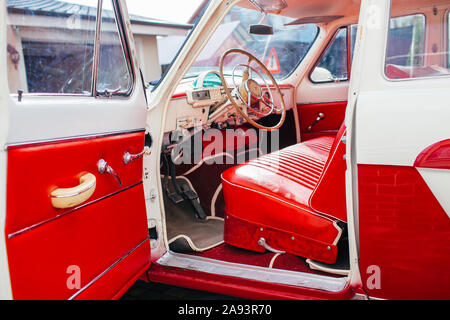 Kaliningrad, Russland - 22. August 2019. Vintage Wolga, Gaz21, Lenkrad mit einem Emblem im Innenraum, rotes Leder Stockfoto