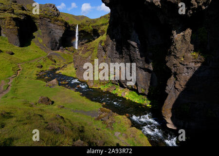 Kvernufoss Wasserfall Kaskadierung über Berg Cliff und fließenden Bewegung des Flusses in der Nähe der Skogafoss Wasserfall im südlichen Island Stockfoto