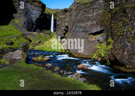 Kvernufoss Wasserfall Kaskadierung über Berg Cliff und fließenden Bewegung des Flusses in der Nähe der Skogafoss Wasserfall im südlichen Island Stockfoto