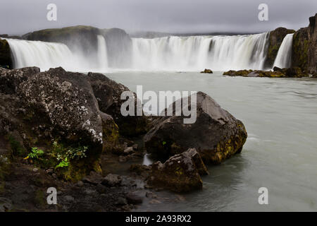 Godfoss Wasserfall Kaskadierung über Berg Cliff und fließenden Bewegung des Flusses in Island Stockfoto