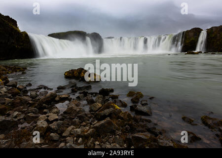 Godfoss Wasserfall Kaskadierung über Berg Cliff und fließenden Bewegung des Flusses in Island Stockfoto