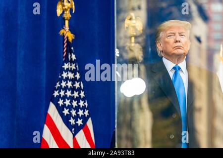 New York, Vereinigte Staaten von Amerika. 11. November 2019. Us-Präsident Donald Trump, steht hinter kugelsicherem Glas bei der Eröffnung des New York City Veterans Day Parade November 11, 2019 in New York City, New York. Credit: Shealah Craighead/White House Photo/Alamy leben Nachrichten Stockfoto