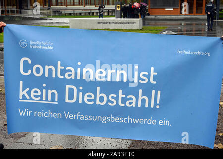 08 November 2019, Baden-Württemberg, Karlsruhe: Das Bundesverfassungsgericht hält ein Banner mit den Worten "Behälter sind nicht Diebstahl". Wir sind die Einreichung einer Verfassungsbeschwerde'. Der Anlass ist die Einreichung einer Verfassungsbeschwerde von zwei weiblichen Studenten gegen die Kriminalisierung von "Container". Die Studenten waren von Diebstahl für Essen aus dem Müllcontainer eines Supermarktes überführt. Foto: Uli Deck / dpa Stockfoto