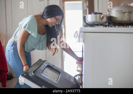 Frau mit Sehbehinderung arbeitet in der Küche Stockfoto