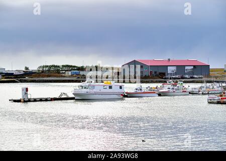 Höfn, Island. Handwerk gebunden an einem Dock im Hafen Der küstengemeinde von Höfn. Stockfoto